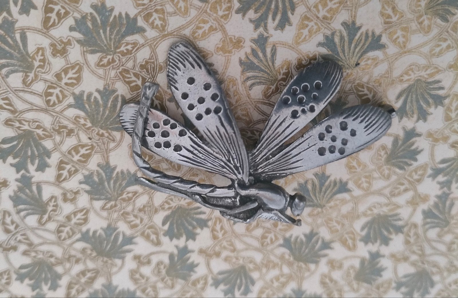 Vintage tinnen zilverkleurige gedetailleerde libelle broche., Ophalen of Verzenden, Gebruikt, Zilver, Overige materialen