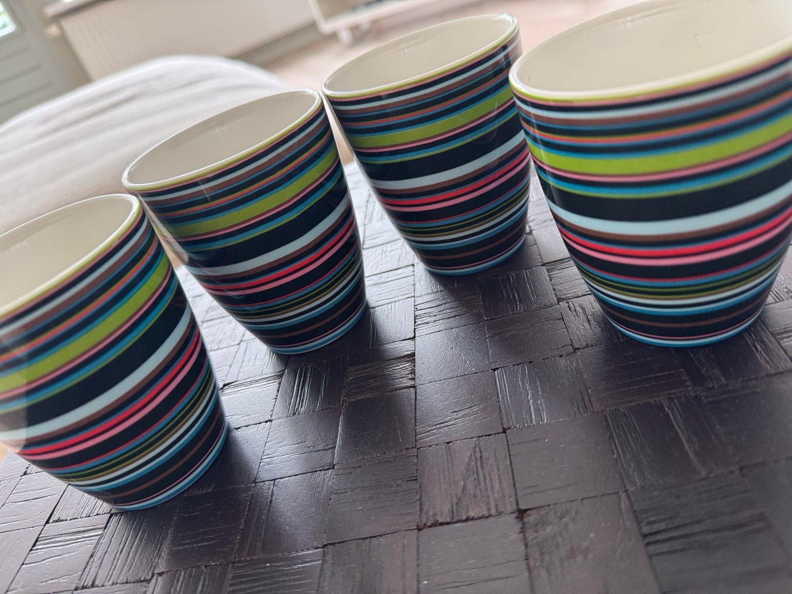 4 Nieuwe, nooit gebruikte gestreepte mokken van Iittala, Ophalen, Keramiek, Nieuw, Mok