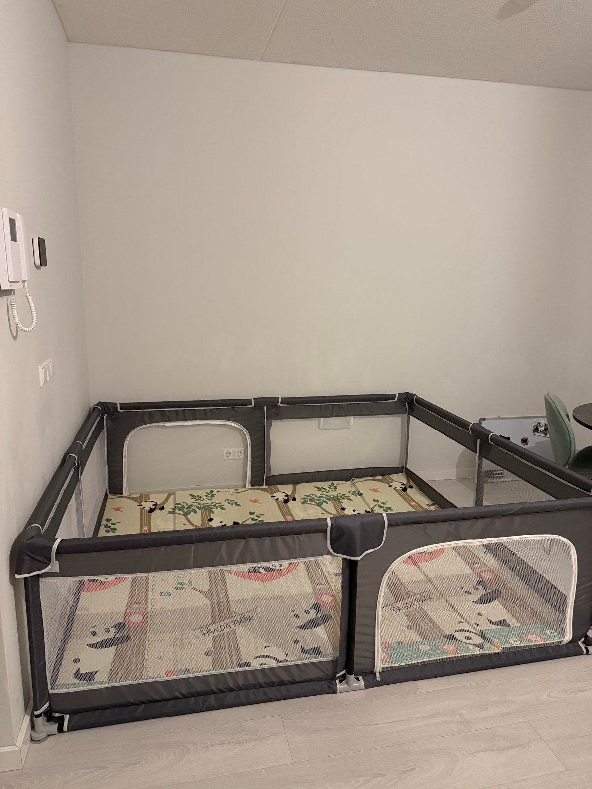 Grijze Baby Box - Ruim en Stevig (excl. matras), Ophalen of Verzenden, Zo goed als nieuw, Rechthoekig