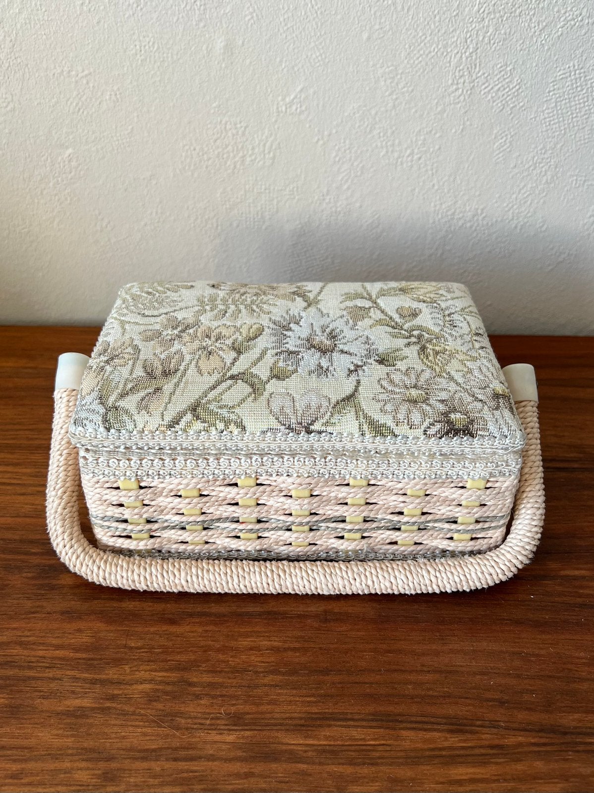 Vintage naaidoos geborduurde bloemen retro bewaardoos, Ophalen of Verzenden, Zo goed als nieuw, Rechthoekig, Riet