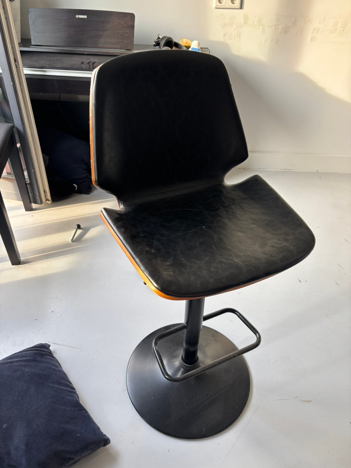 Mooie hoge kruk met leuning, Huis en Inrichting, Barkrukken, 1 kruk, Ophalen, Zo goed als nieuw, 60 tot 90 cm