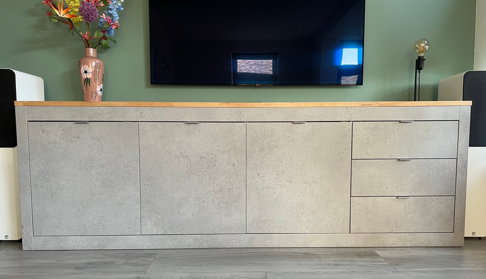 Dressoir / tv-kast betonlook lichtgrijs, Huis en Inrichting, Kasten | Dressoirs, Ophalen, Met deur(en), Zo goed als nieuw, 200 cm of meer
