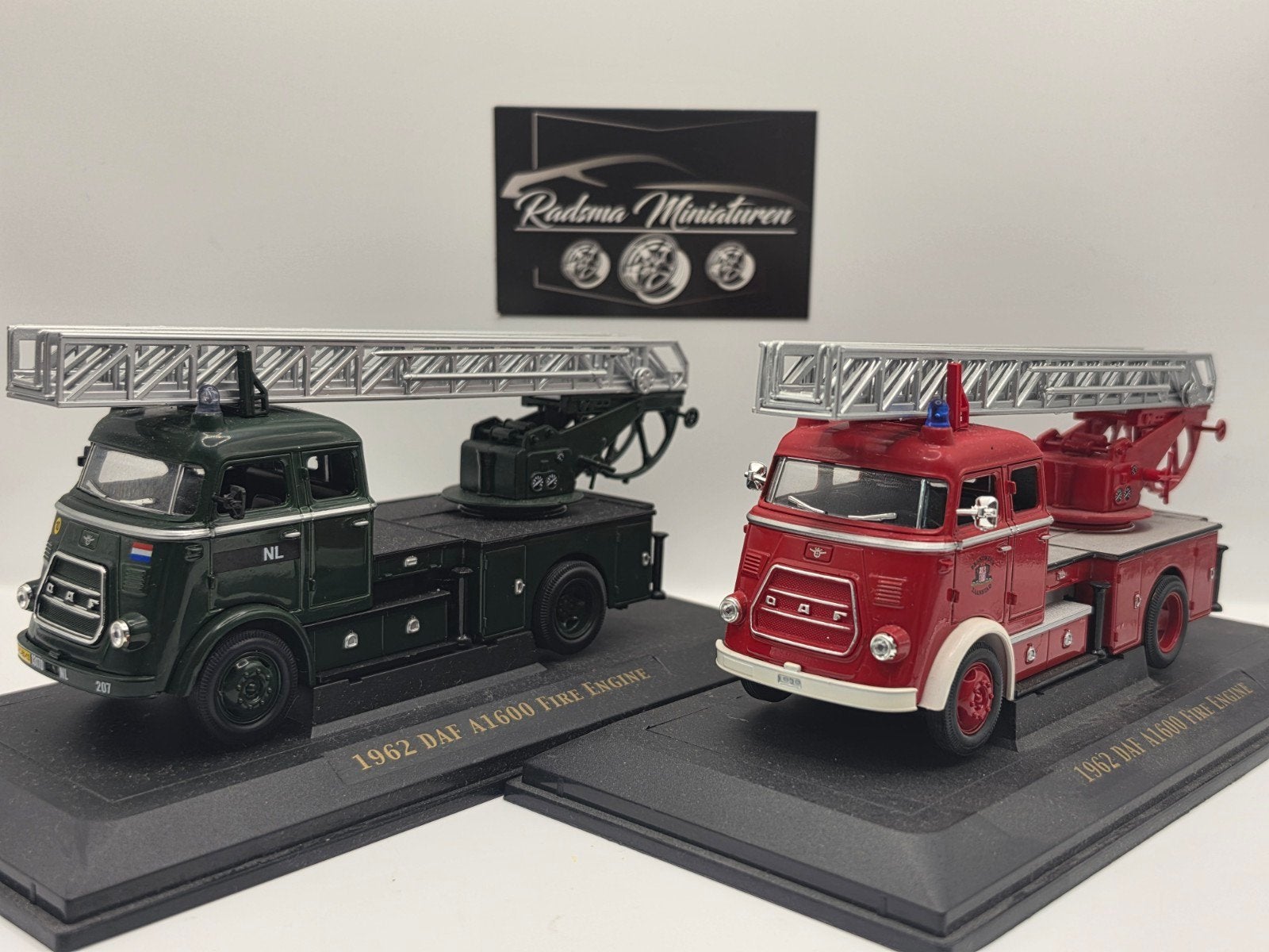 2xDAF A1600 Brandweer & Leger - 1:43 Lucky diecast, Hobby en Vrije tijd, Overige merken, Auto, Luckie diecast, Ophalen of Verzenden