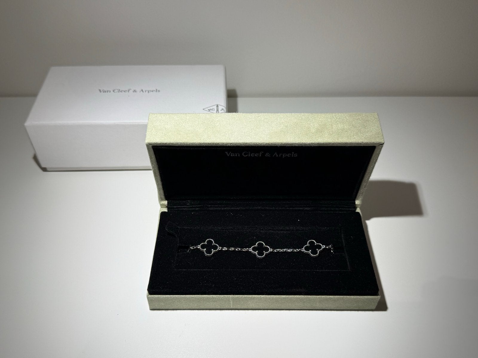 Van Cleef & Arpels Alhambra Armband met Onyx, Overige materialen, Zwart, Nieuw, Ophalen of Verzenden