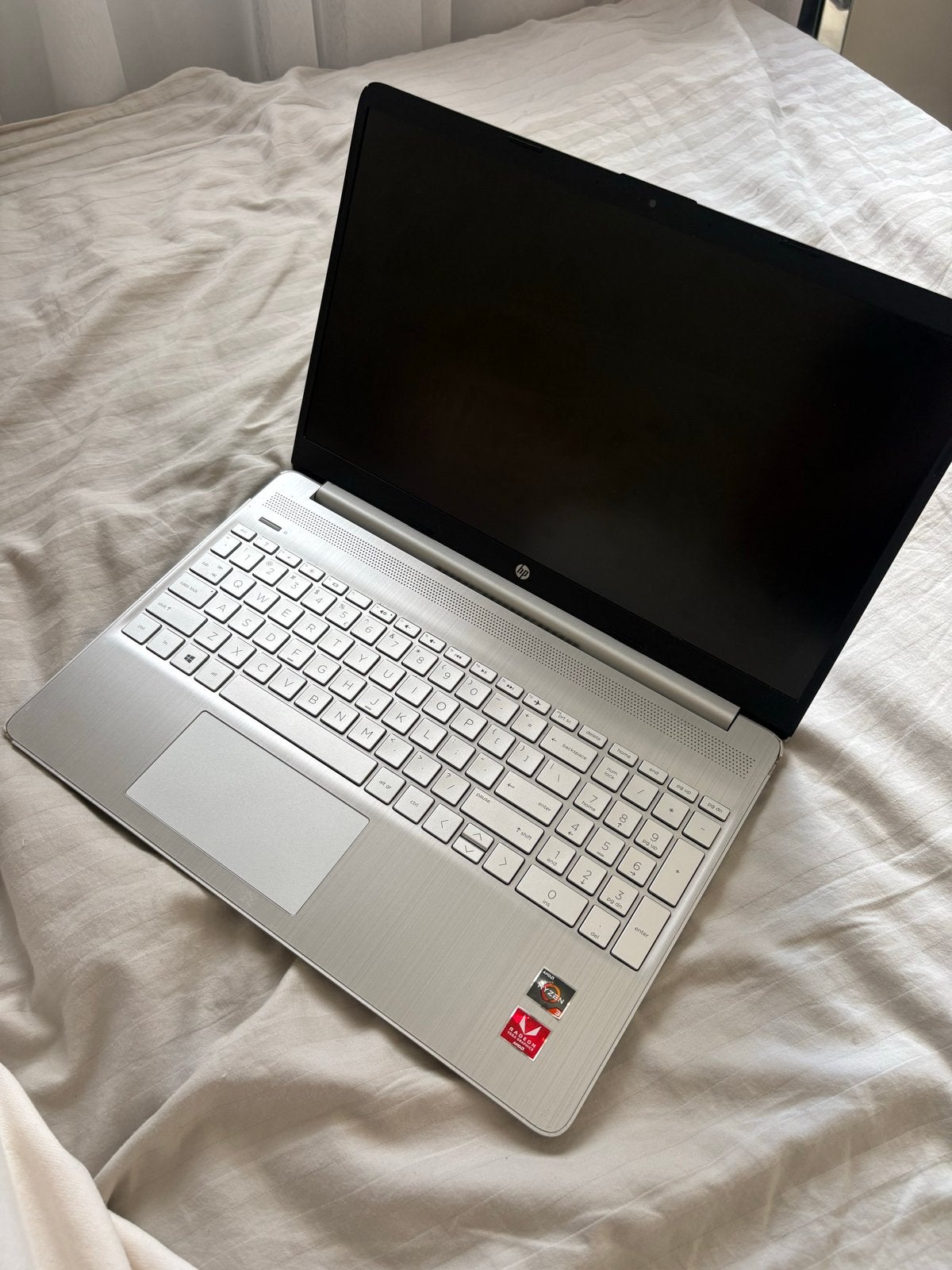 HP 15s-eq0004nd Laptop - 15 inch, schade aan zijkant, Computers en Software, Windows Laptops, Gebruikt, Met videokaart, 2 tot 3 Ghz