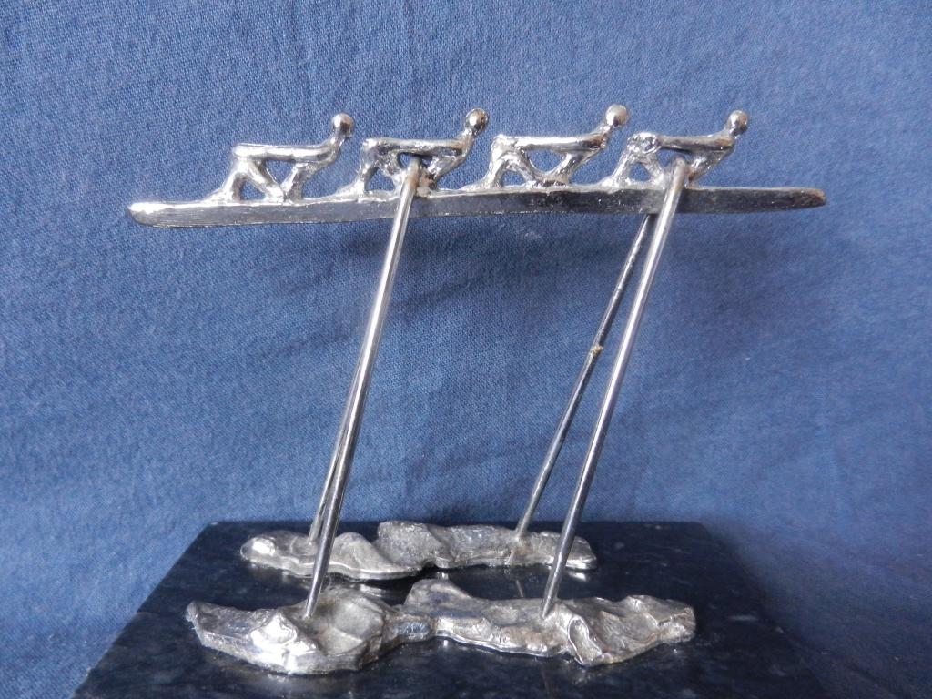 Sculptuur Vier roeiers zilverkleurig metaal op sokkel h. 9,9, Antiek en Kunst, Zilver, Groep mensen, Minder dan 20 cm, Ophalen of Verzenden