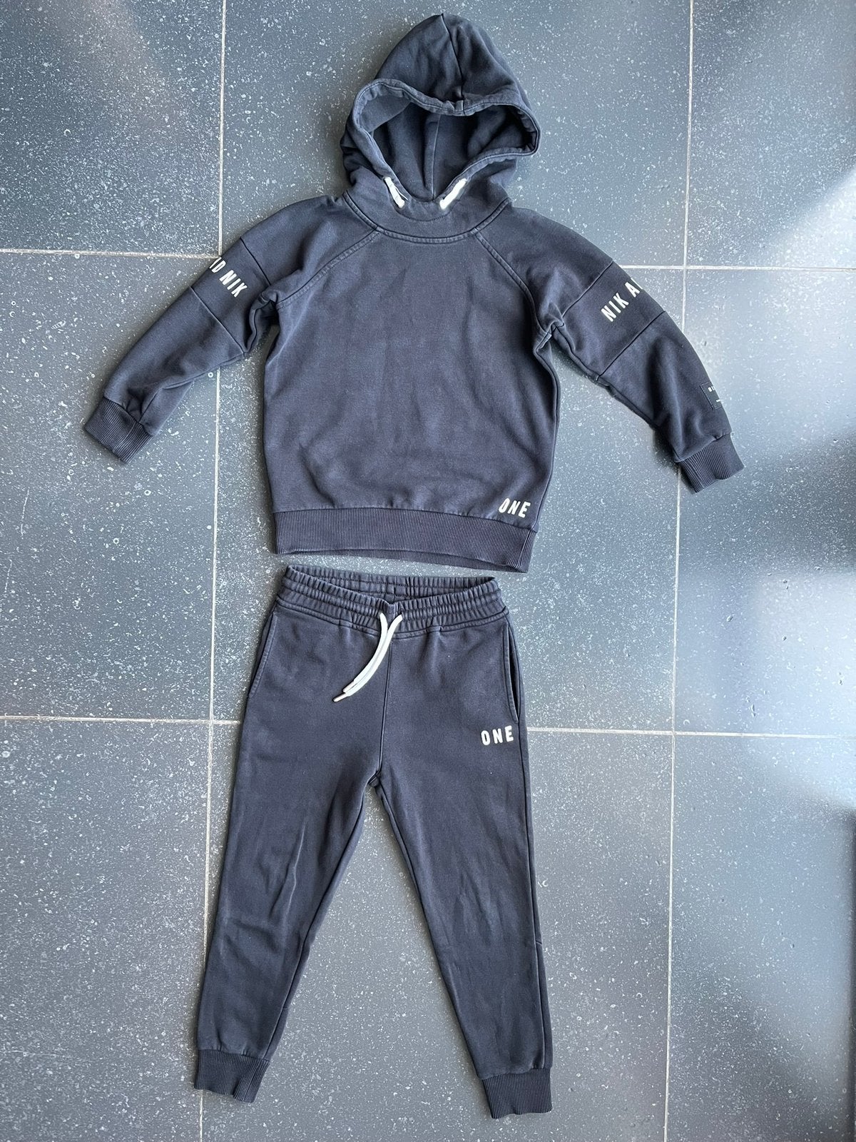 Unisex joggingpak sweat pak zwart Nik & Nik mt 6 / 116, Ophalen of Verzenden, Gebruikt, Jongen of Meisje, Setje