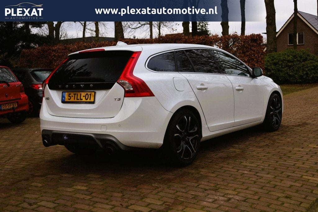 Volvo V60 1.6 T3 R-Design Aut. | Origineel NL | Slechts 95.0, Auto's, Gebruikt, Zwart, 4 cilinders, 150 pk