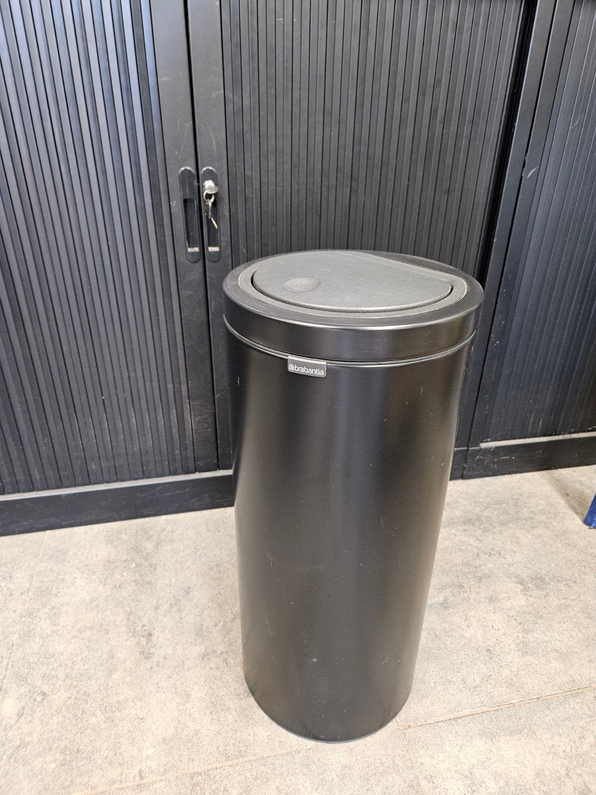 Brabantia Touch afvalemmer prullenbak 30 liter zwart, Ophalen, 50 – 75, Rvs, 20 tot 30 liter