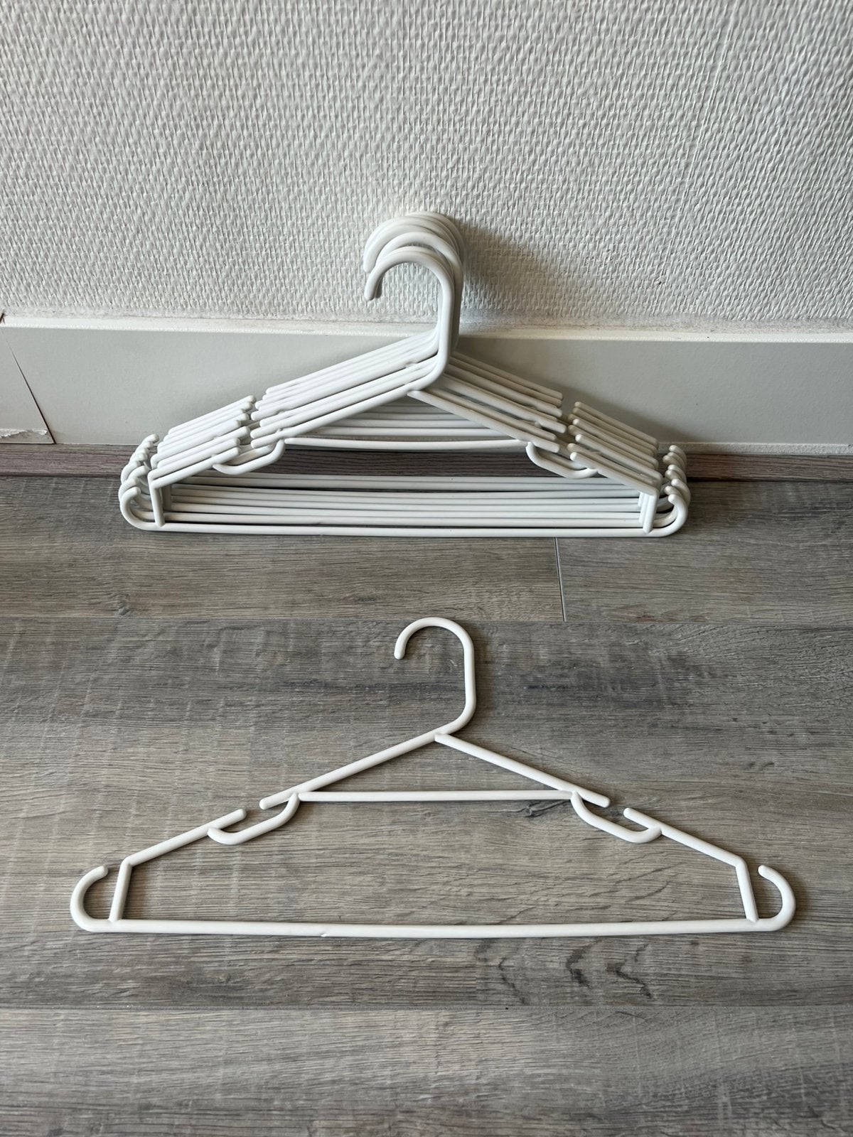 9 witte plastic kledinghangers, Ophalen of Verzenden, Zo goed als nieuw, Kunststof, Volwassenen