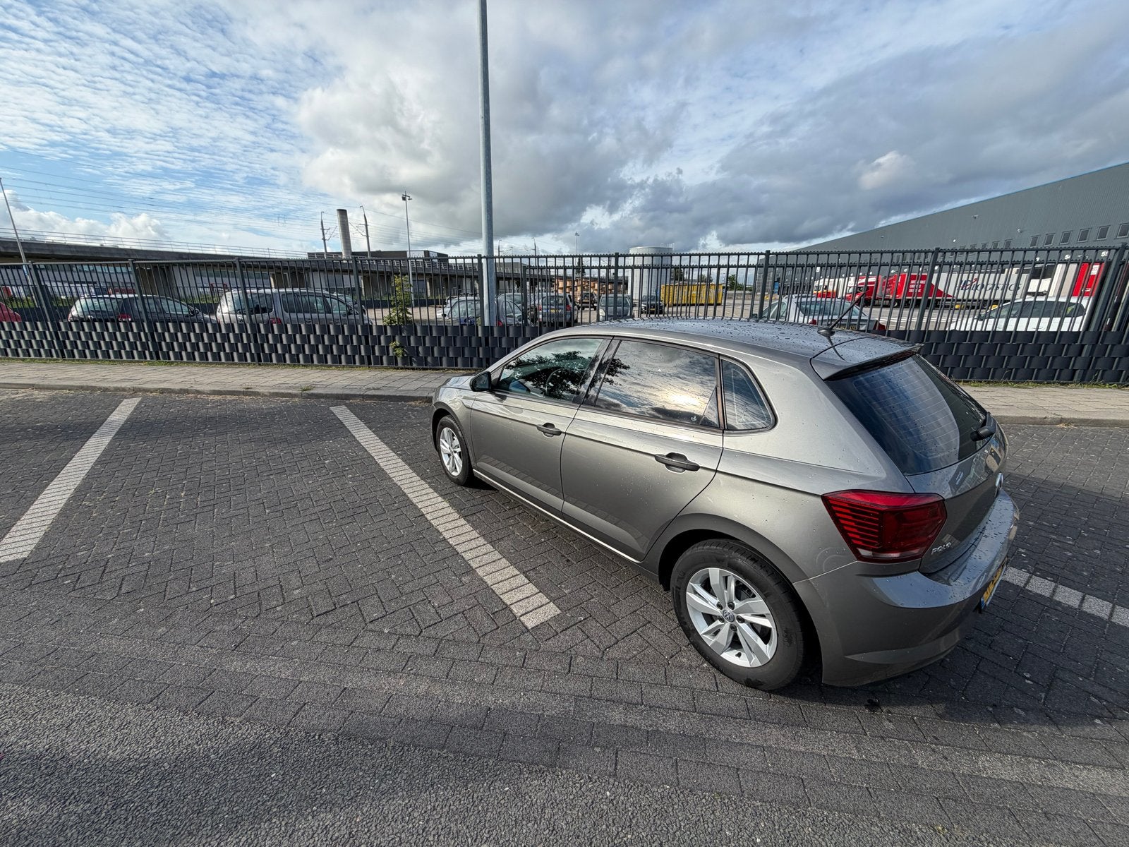Volkswagen Polo 1.0 TSI 95pk 2019 Grijs, Auto's, Voorwielaandrijving, 49 €/maand, Handgeschakeld, 570 kg