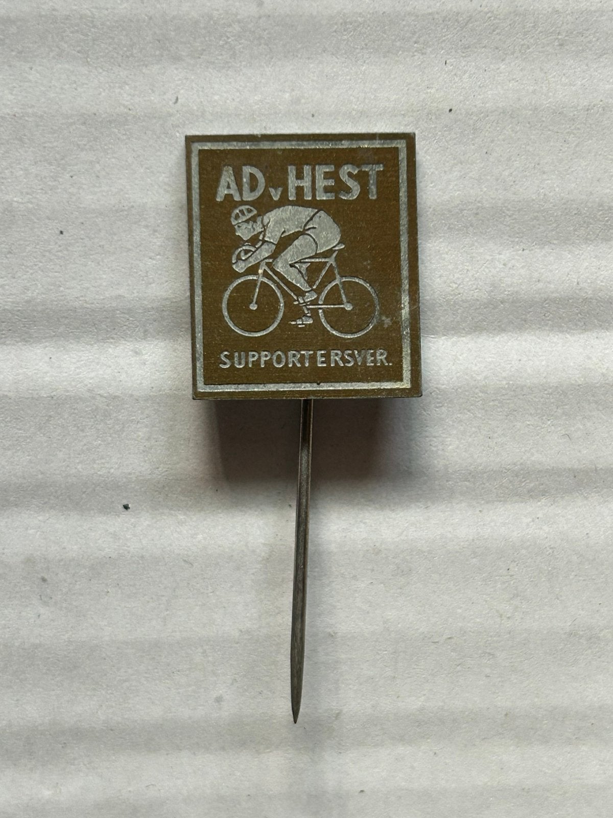 supportersvereniging "Ad v Hest"., Verzamelen, Ophalen of Verzenden, Gebruikt, Sport, Speldje of Pin