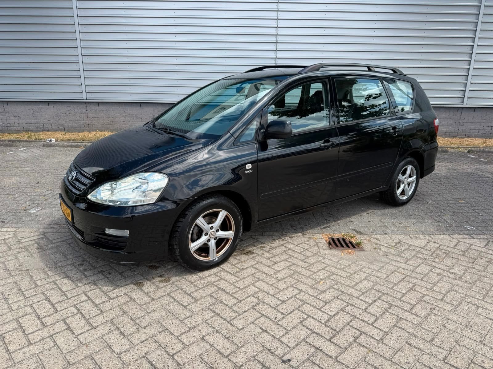 Toyota Avensis Verso 2.0i Linea Sol 7p., Voorwielaandrijving, 1998 cc, Gebruikt, 4 cilinders