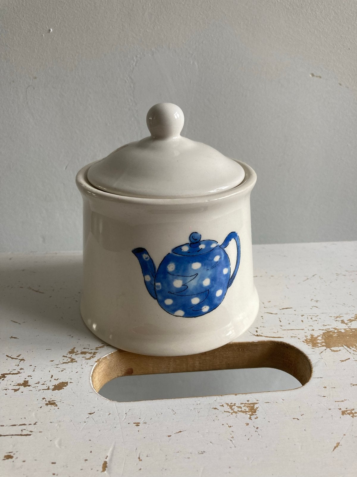 Voorraadpot Alie Kruse-Kolk met Delfts blauwe theepot, Ophalen of Verzenden, Zo goed als nieuw, Voorraadpot, Steen/keramiek
