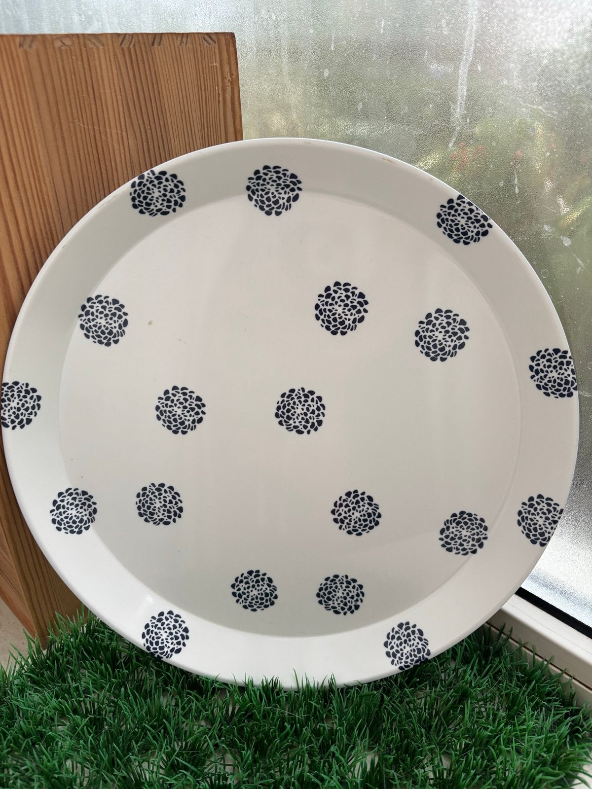 IKEA Retro Dienblad Arita 28cm - Wit met Blauwe Bloemen, Kunststof, Rond, Ophalen of Verzenden, Zo goed als nieuw