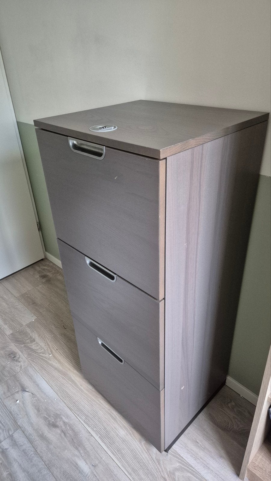 GALANT ladeblkast met cijferslot
Grijsbruine, Ophalen, Gebruikt, 50 tot 100 cm, 3 of 4 laden