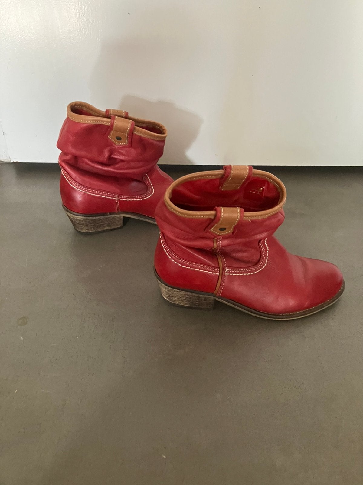 Rode enkellaarsjes maat 36, Ophalen of Verzenden, Zo goed als nieuw, Rood