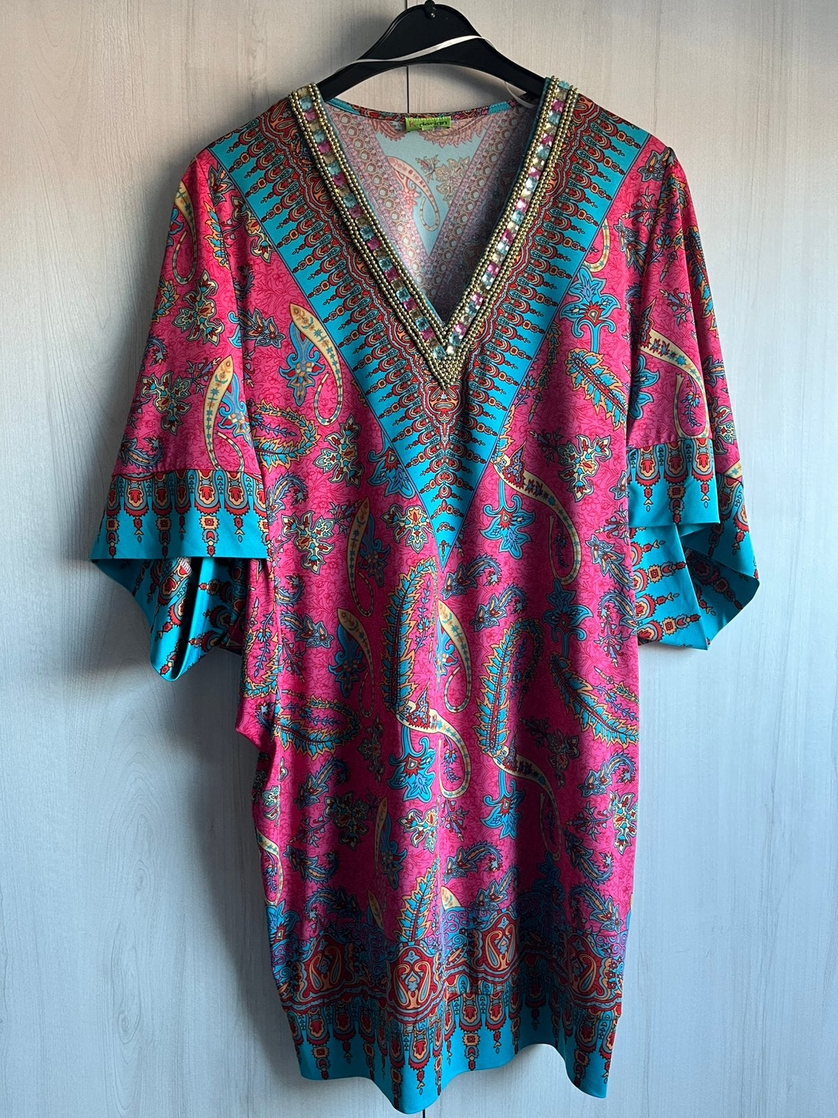 Prachtige Jurk merk K-Design maat L  afgezet met, Kleding | Dames, Ophalen of Verzenden, Zo goed als nieuw, Maat 38/40 (M), Onder de knie