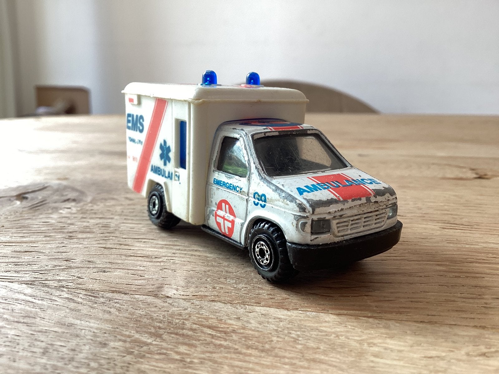 Pioneer / Road Champs Ford Econoline EMS Ambulance 1:64, Ophalen of Verzenden, Gebruikt, Auto