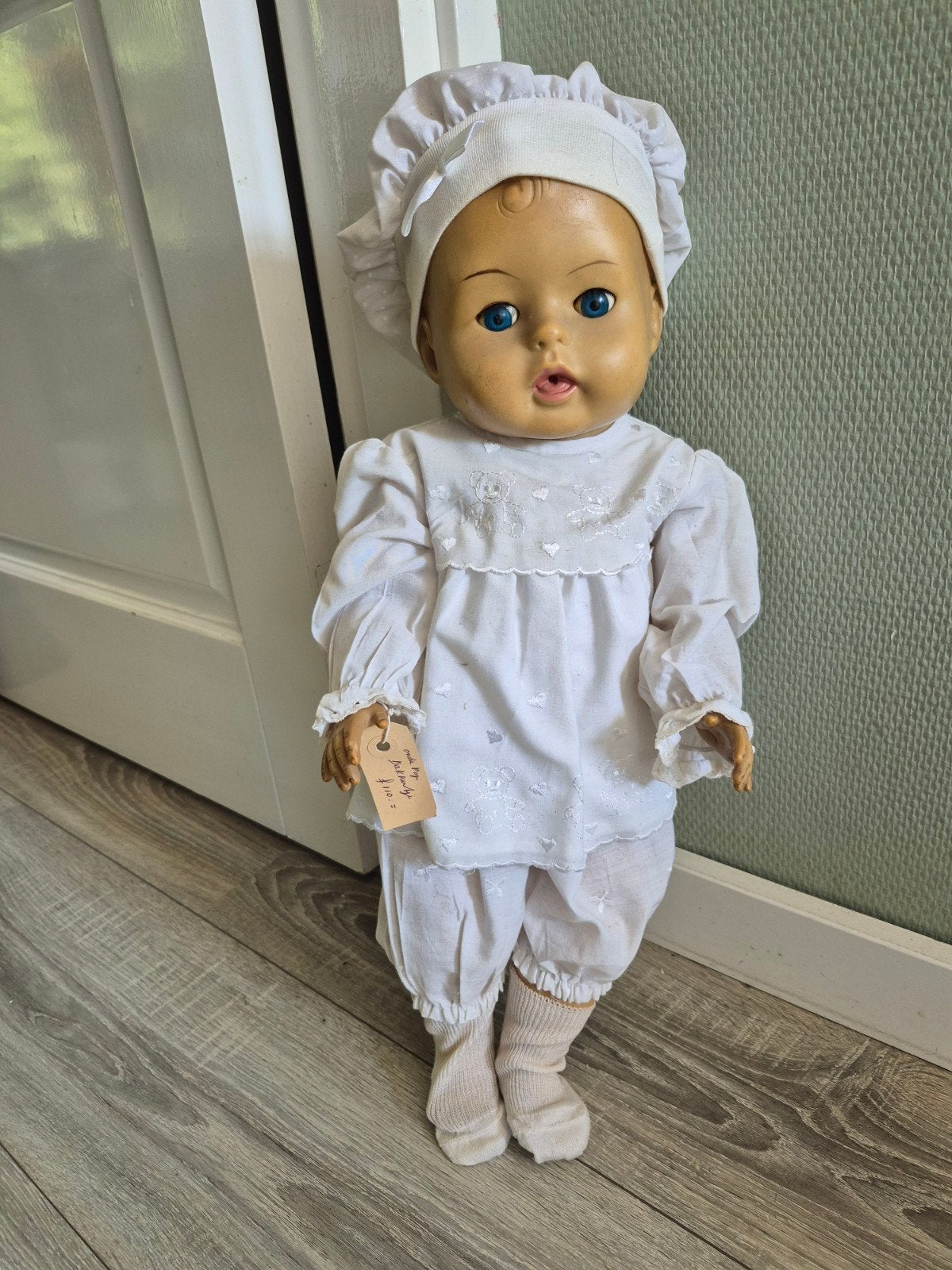 Vintage Babypop met Slaapogen en Witte Kleding, Ophalen of Verzenden, Gebruikt, Babypop