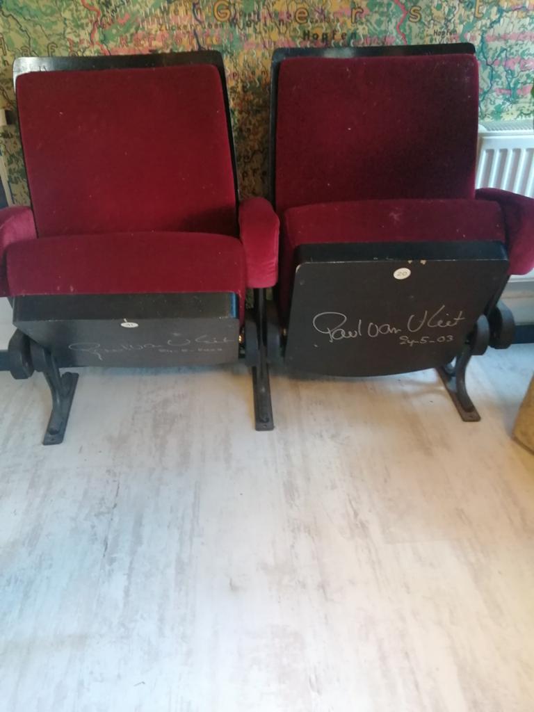 2 OUDE THEATER STOELEN GESIGNEERD PAUL VAN VLIET OPKNAPPER., Ophalen
