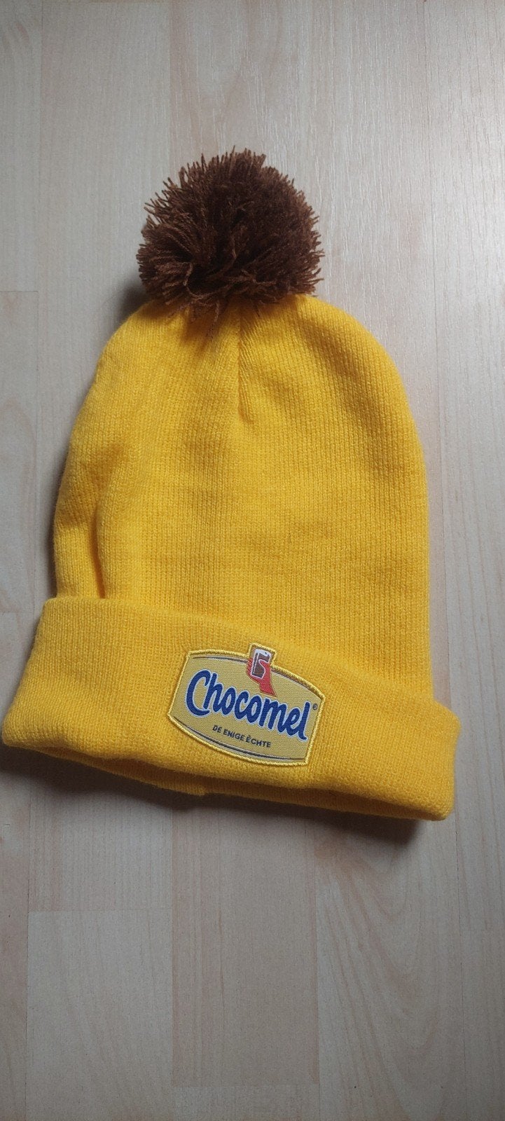 Chocomel Muts - Geel met Bruine Pompon, Chocomel, Ophalen of Verzenden, Zo goed als nieuw, Muts