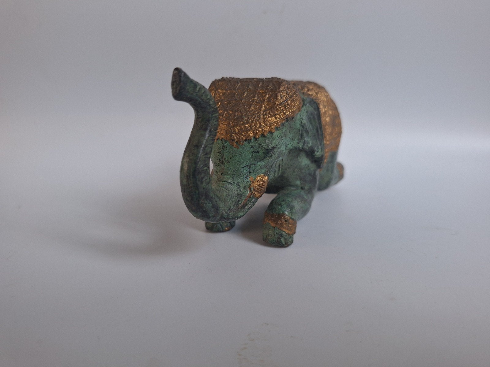 Bronzen Olifantje uit Thailand met patina en goudkleurig, Antiek en Kunst, Ophalen of Verzenden, Brons