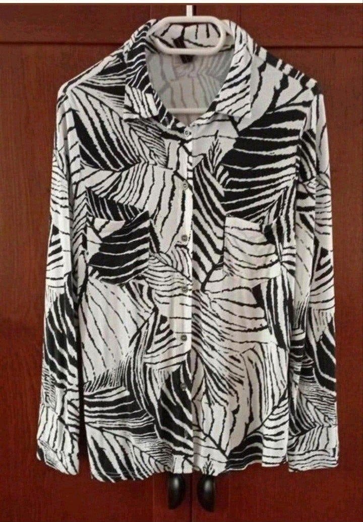Blouse van tricot maat L NED
De tweede is tri, Zwart, Maat 42/44 (L), Ophalen of Verzenden, Zo goed als nieuw