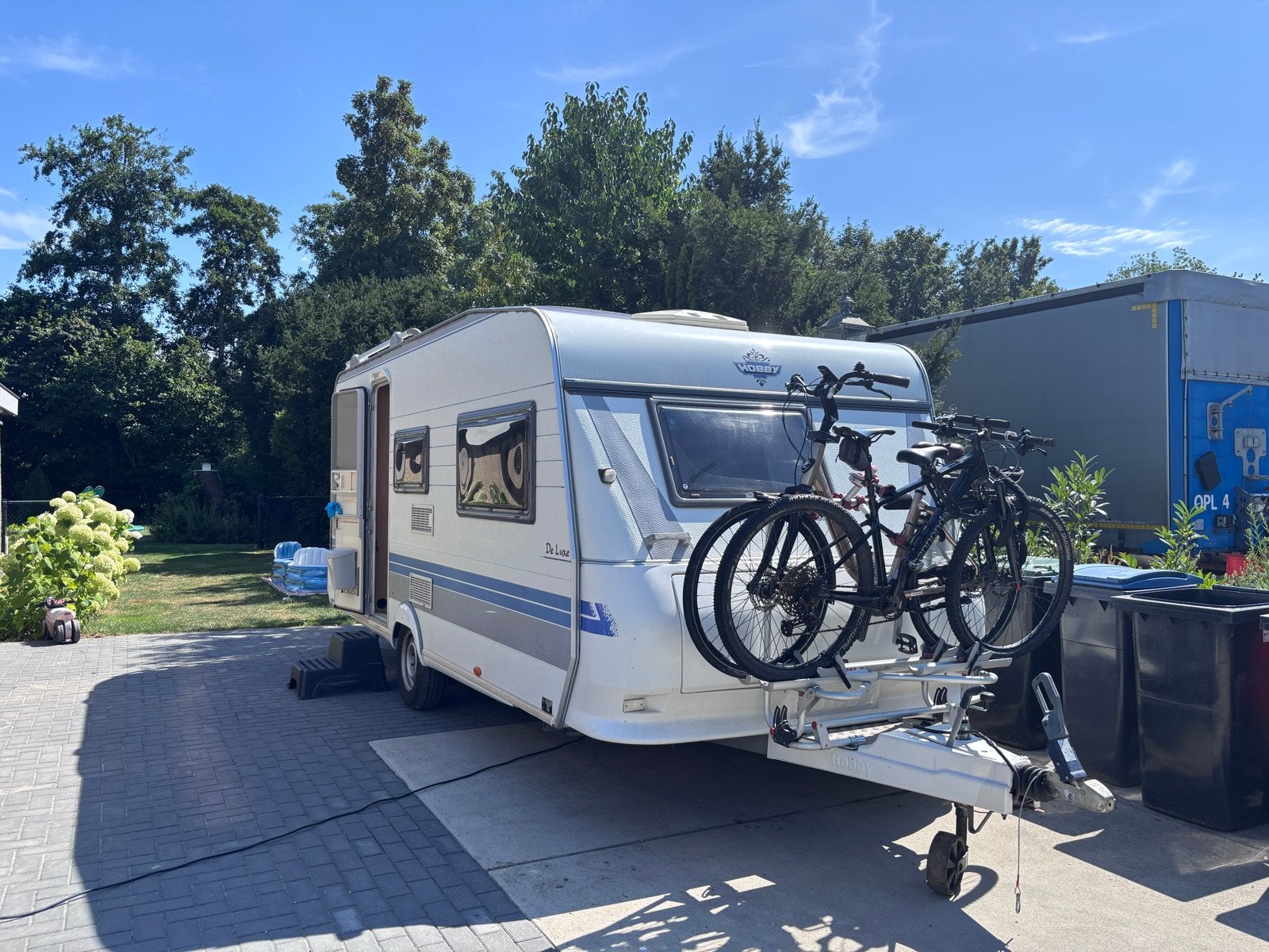 Hobby De Luxe 495 - Ruime caravan met stapelbed en airco, Caravans en Kamperen, Caravans, Vast bed, Rondzit, Hobby, Airco