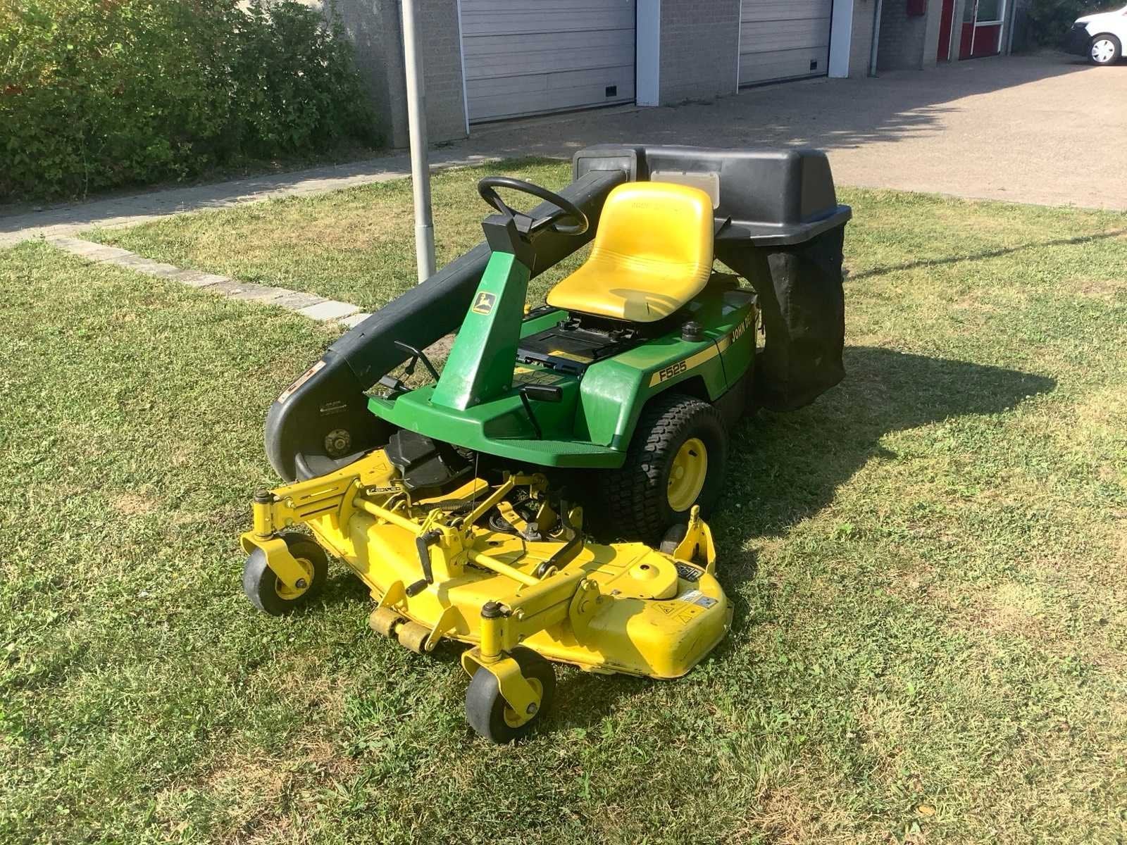 John Deere F525 Front Zitmaaier en een goed maaidek, Maaier