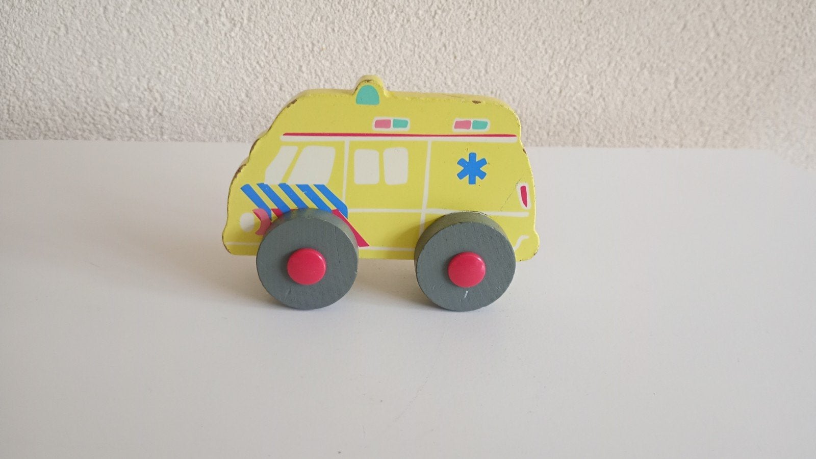 Houten ambulance speelgoedauto, hema, Ophalen of Verzenden, Gebruikt
