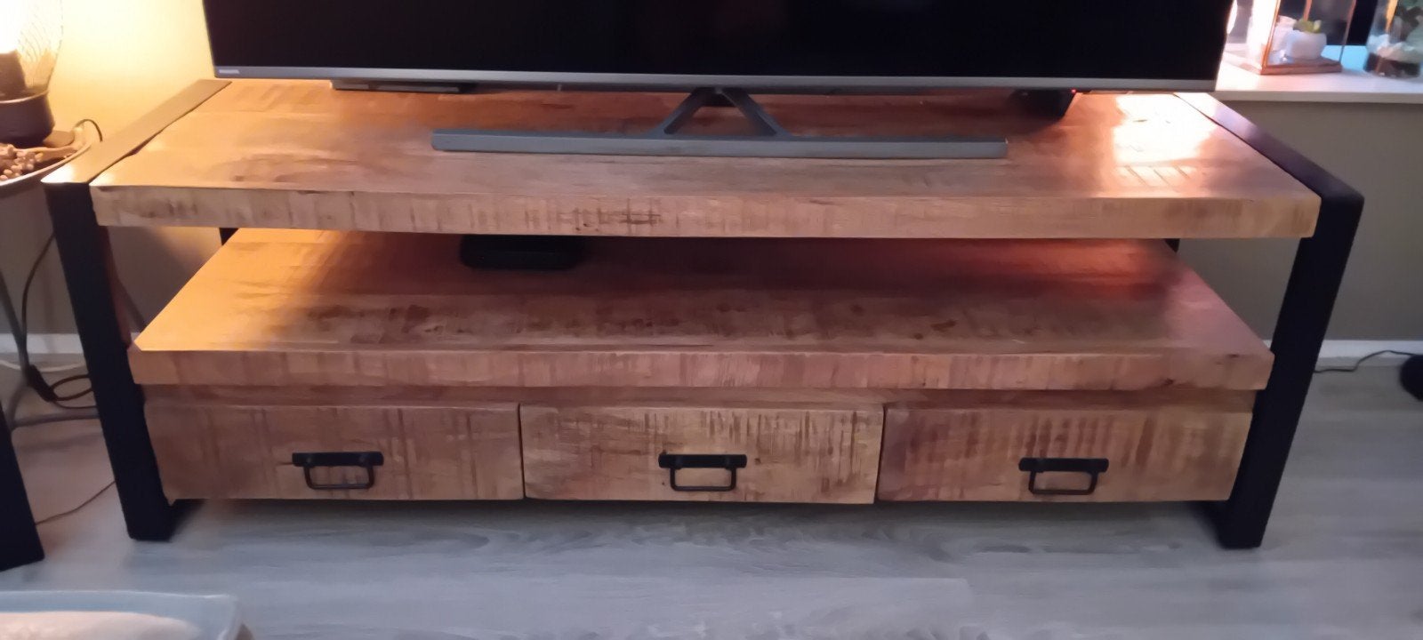 TV-meubel mangohout met lades en stalen frame, Gebruikt, 100 tot 150 cm, Minder dan 100 cm, 25 tot 50 cm