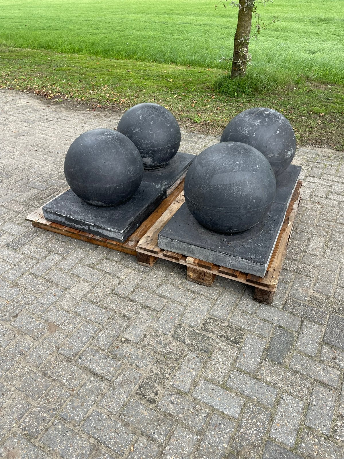 Grote betonnen bollen op voet , anti-diefstal, Ophalen, Zo goed als nieuw, Overige typen