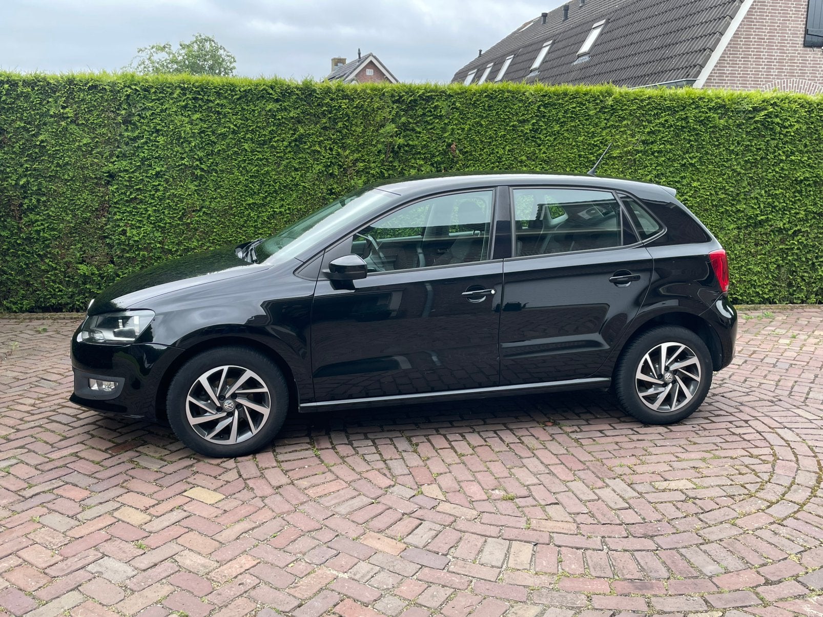 Volkswagen Polo 1.4 16V FSI 63KW 2013 Zwart, Voorwielaandrijving, Stof, 40 €/maand, Zwart