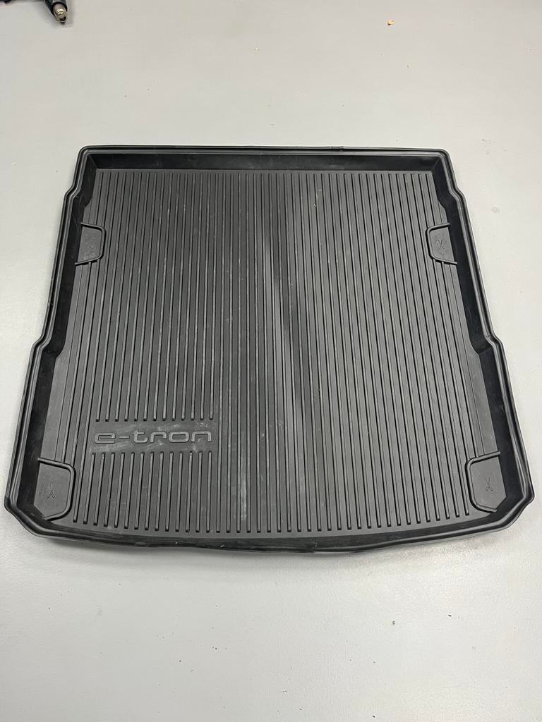 Originele rubberen kofferbak mat Audi E-tron, Auto diversen, Auto-accessoires, Ophalen of Verzenden, Zo goed als nieuw