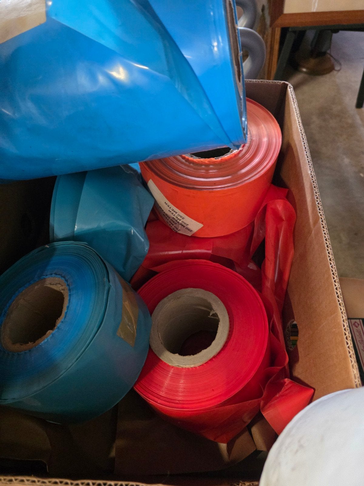 Doos met afzetlint en plastic rollen in diverse kleuren, Ophalen of Verzenden, Gebruikt