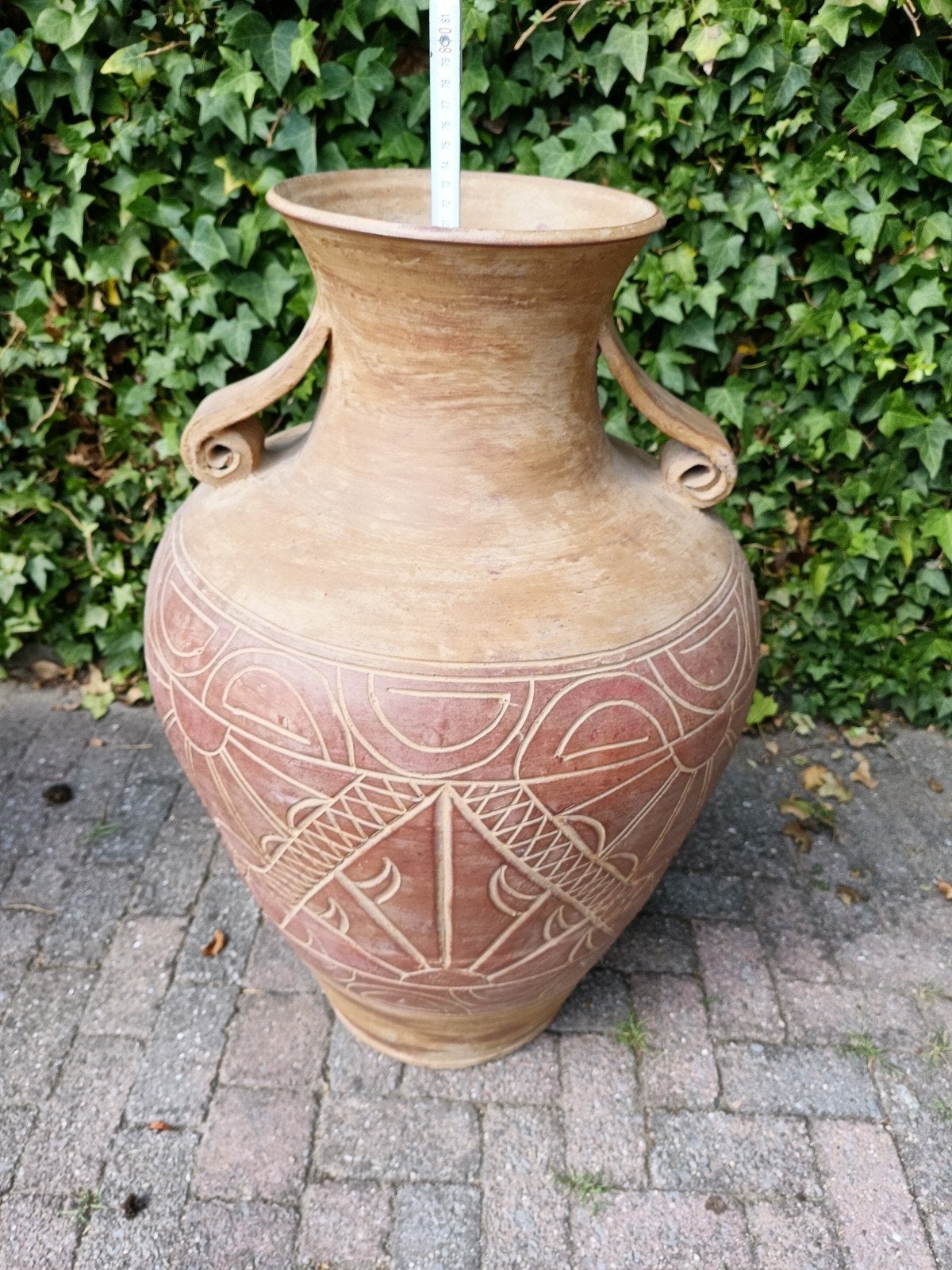 Grote terracotta vaas met handvatten en decoratie, Ophalen