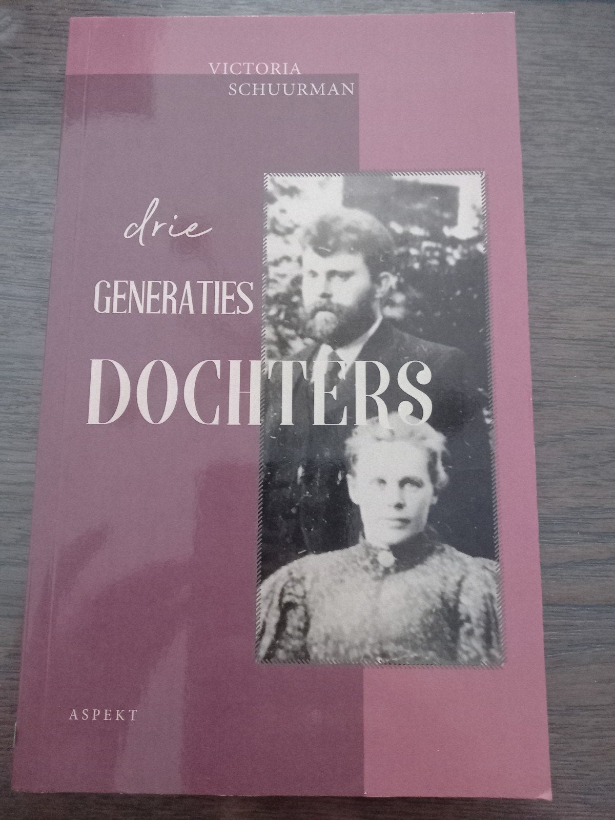 f Victoria Schuurman - Drie generaties dochters, Ophalen of Verzenden, Zo goed als nieuw, Victoria Schuurman