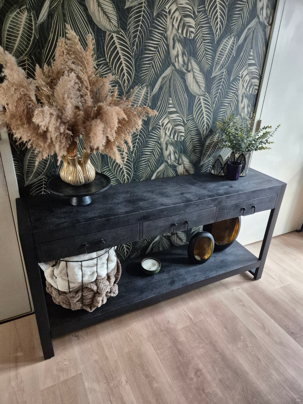 Zwarte mangohouten meubels, Ophalen