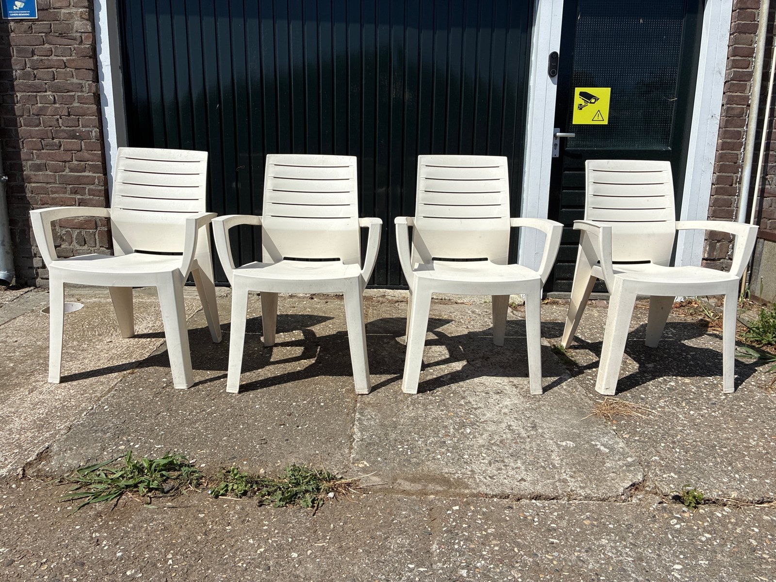 4 witte kunststof tuinstoelen, Tuin en Terras, Tuinstoelen, Ophalen, Gebruikt, Kunststof, Stapelbaar