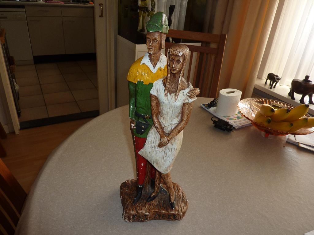 2 oude beelden aardewerk tijl en nele, Antiek en Kunst, Groep mensen, Gips, Ophalen of Verzenden, 20 - 50 cm