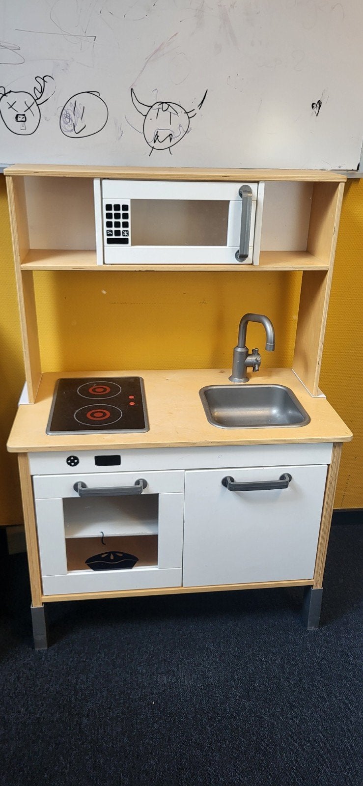 Houten kinderkeuken met magnetron en kookplaat, Kinderen en Baby's, Speelgoed | Speelkeukens, Gebruikt, Speelkeuken, Hout, Ophalen of Verzenden