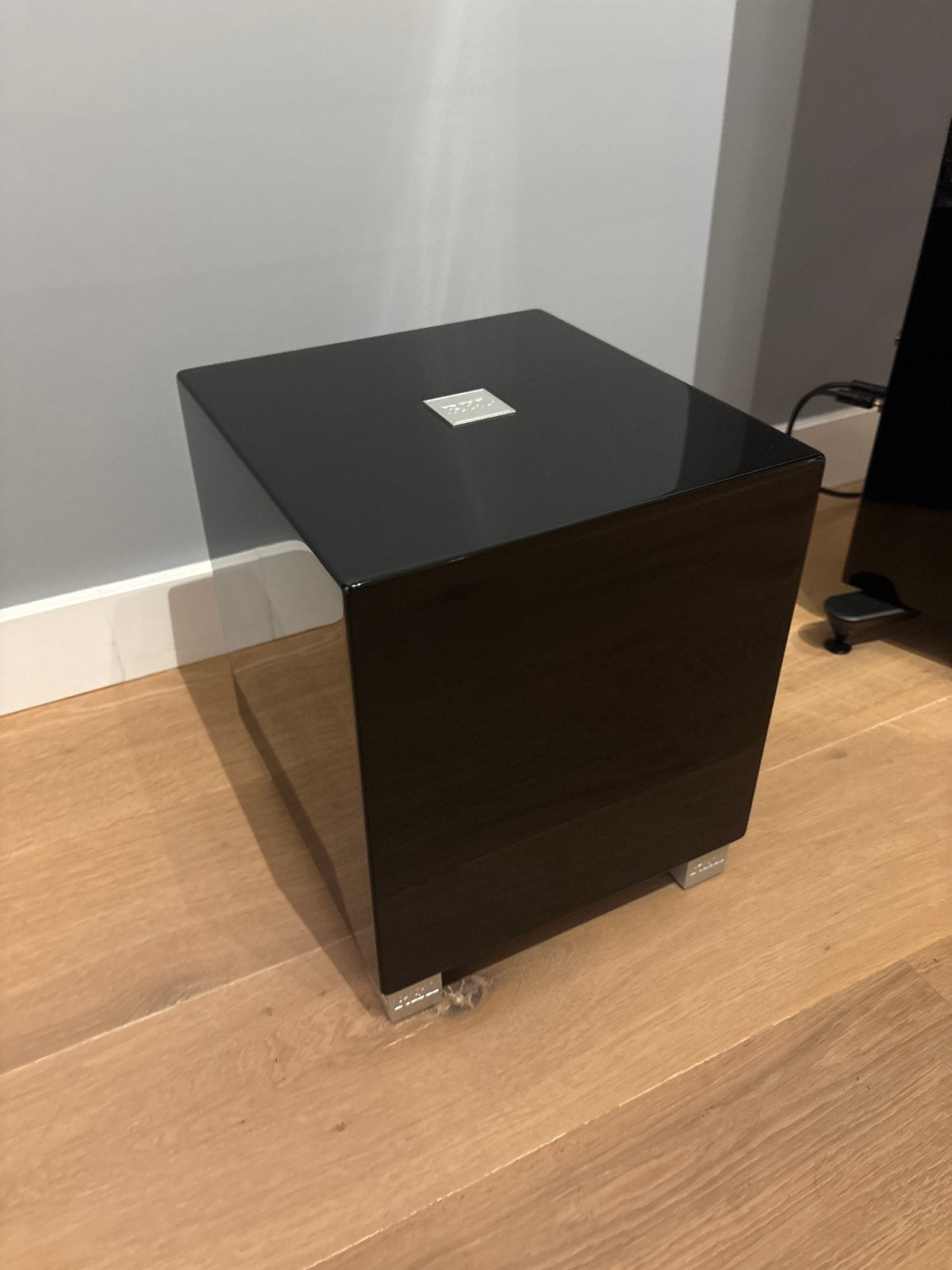 REL Acoustics T5i Subwoofer - Glanzend Zwart, Inclusief kabels, Subwoofer, Zo goed als nieuw, Ophalen