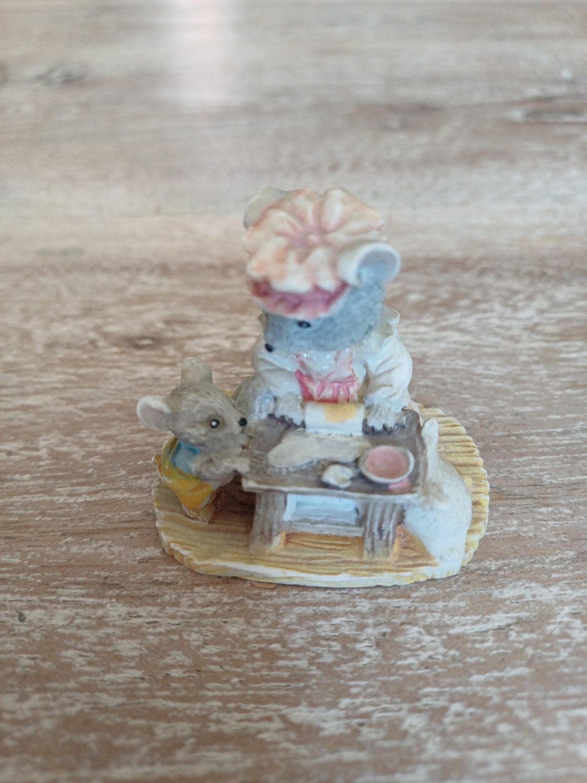 Vintage Muis aan de keukentafel aan t werk, Verzamelen, Beelden en Beeldjes, Ophalen of Verzenden, Zo goed als nieuw, Dier