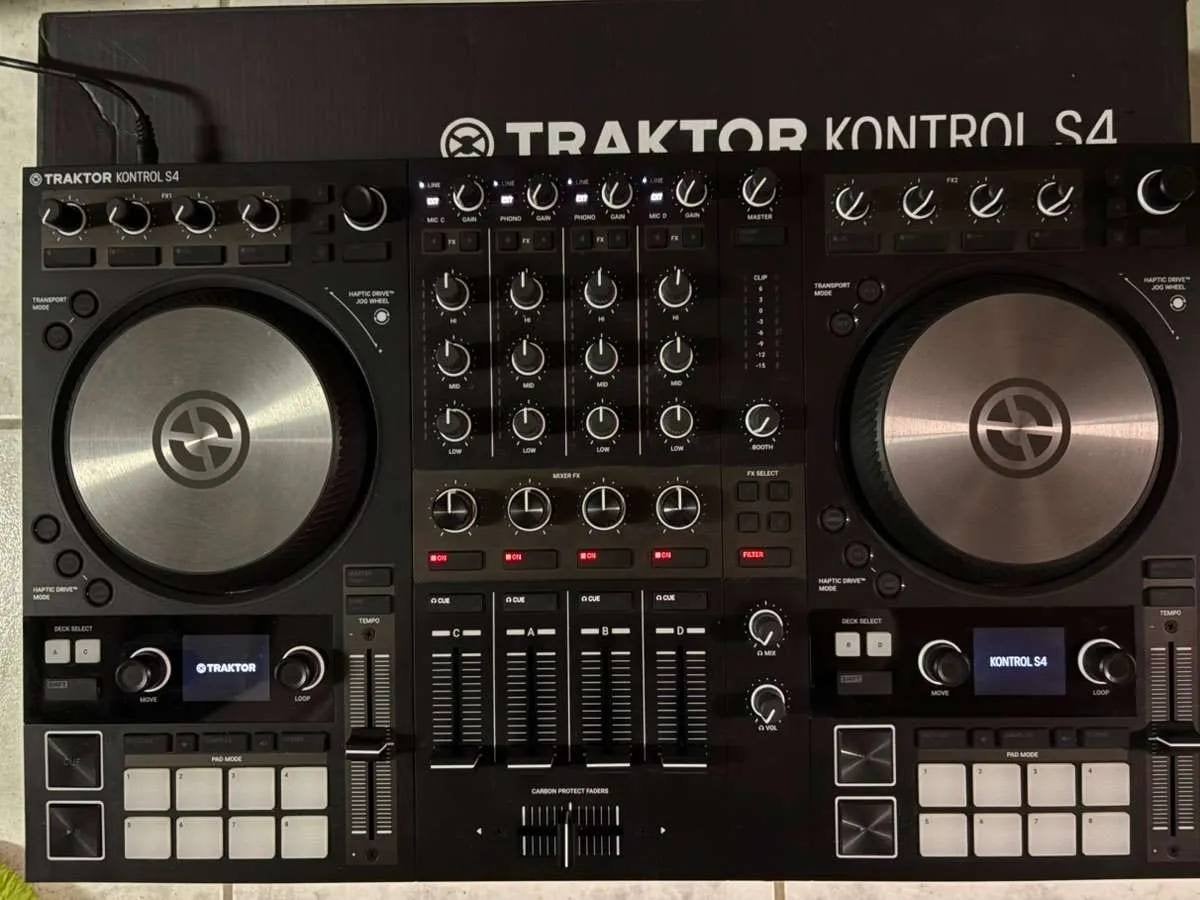 Foto 4 van Traktor Kontrol S4 MK3