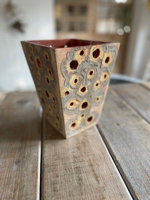 Handgemaakte vierkante vaas met gaten. Taupe terracotta., Ophalen, Overige kleuren, Zo goed als nieuw, Steen/keramiek
