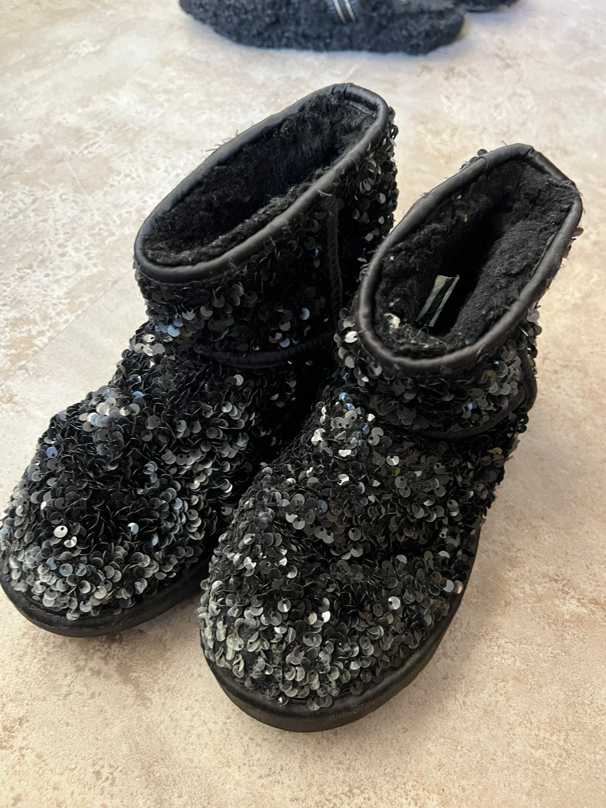 UGG laarzen met lovertjes maat 37 origineel, UGG, Zwart, Lage of Enkellaarzen, Ophalen of Verzenden