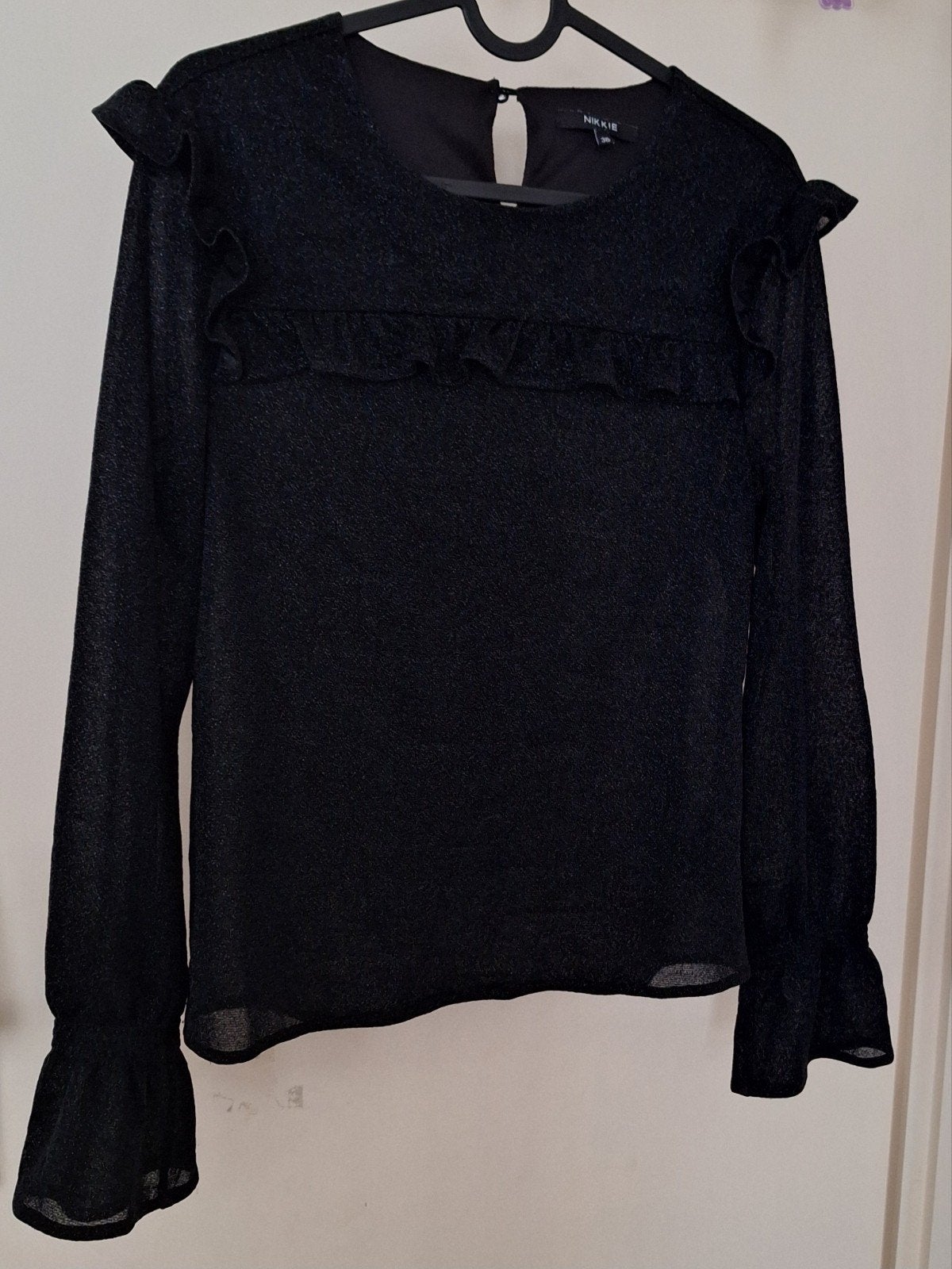 NIKKIE shirt zwart met glitter en ruches, maat 36, Ophalen, Zwart, Zo goed als nieuw, Lange mouw