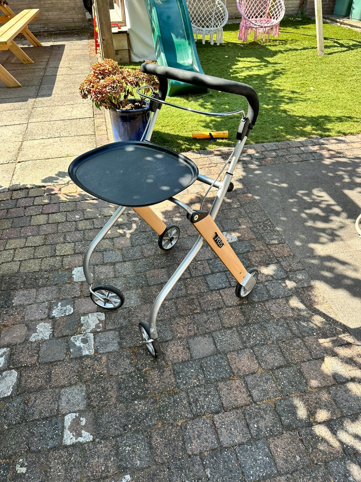 Binnen rollator merk rust, Ophalen, Zo goed als nieuw
