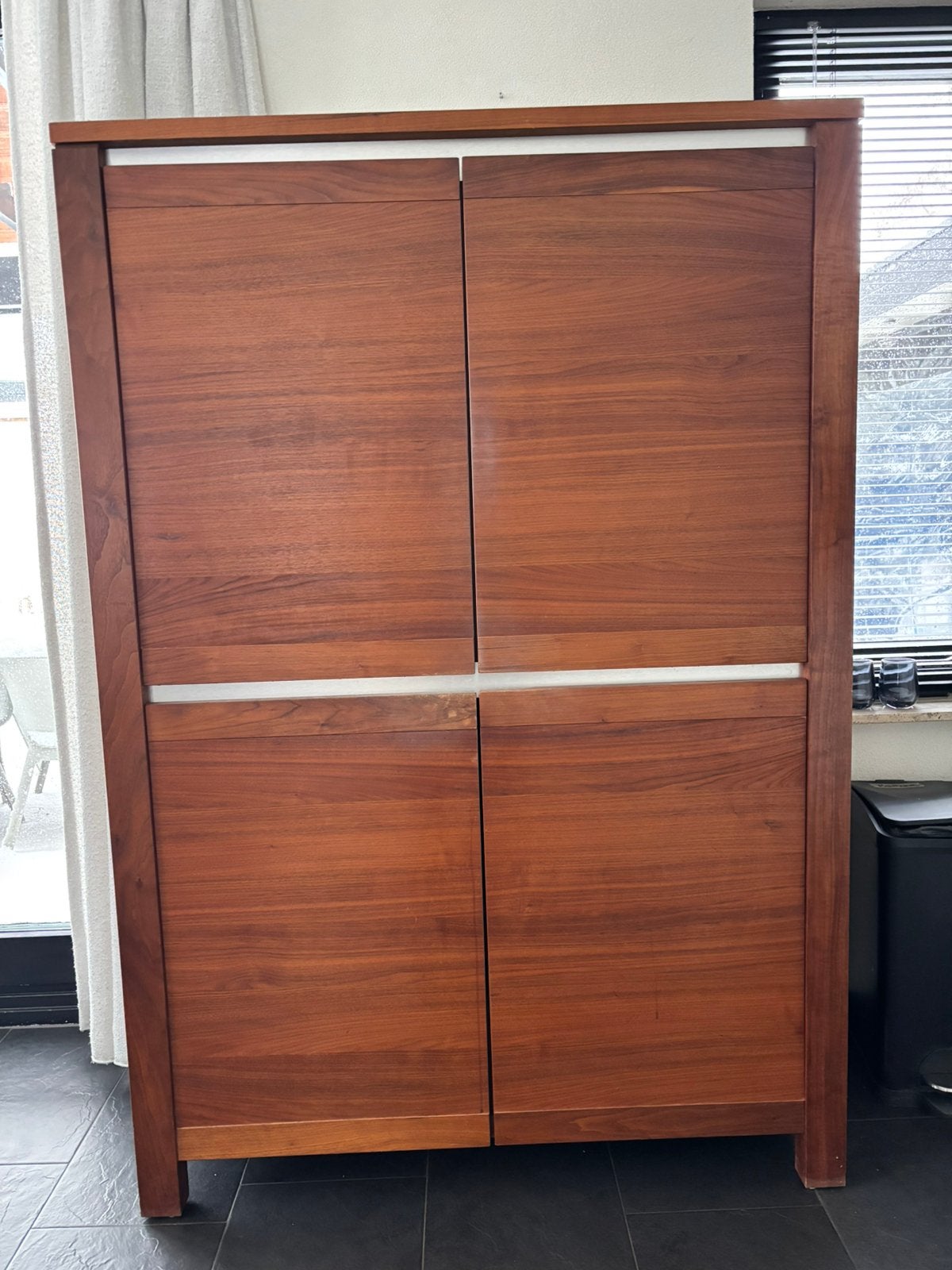 Kast notenhouten kleur massief, Ophalen